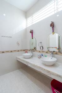 Toilet Biệt thự Quận 2 Cho thuê biệt thự đường Thảo Điền, Quận 2, trong khu Compound Fideco, có sân vườn rộng xanh mát, đầy đủ nội thất