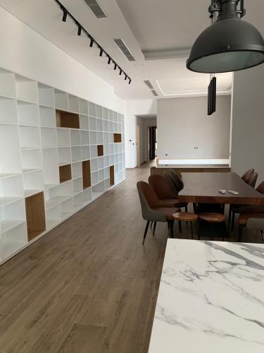 phòng ăn penthouse riviera point Căn hộ Penthouse Riviera Point tầng cao, ngắm nhìn thành phố.