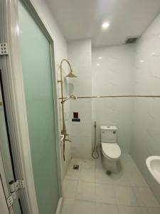Phòng tắm nhà phố Quận Bình Thạnh Nhà phố đường Ngô Tất Tố 2 tầng, diện tích 43.6m², hướng Tây Nam, pháp lý Sổ hồng