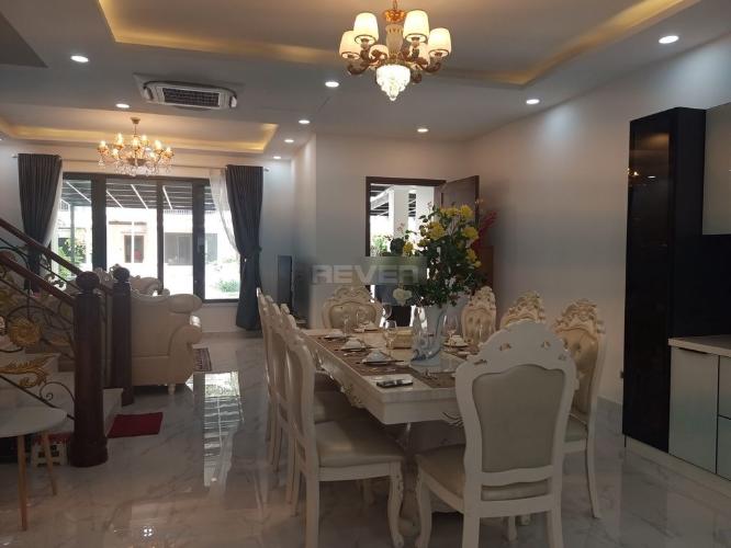 Không gian biệt thự Huyện Nhà Bè Biệt thự KDC Nine South Estates kết cấu 1 trệt 2 lầu có tầng áp mái, đầy đủ nội thất.