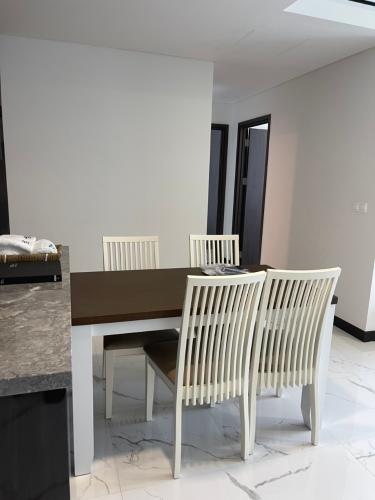 Căn hộ Empire City, Quận 2 Căn hộ Empire City đầy đủ nội thất, ban công hướng Đông Nam.