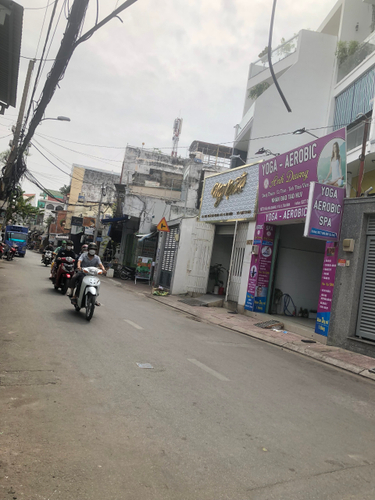 Đường trước nhà phố Quận Tân Bình Nhà mặt tiền chợ sầm uất, diện tích 36.4m2 có 10 căn hộ dịch vụ đang cho thuê.