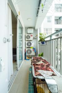 Ban công căn hộ SUNRISE RIVERSIDE Bán căn hộ Sunrise Riverside 3PN, tầng 21, đầy đủ nội thất, căn góc view hồ bơi