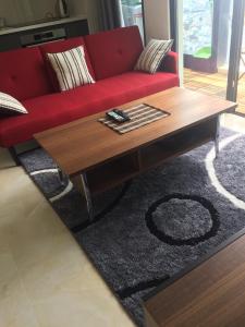 Bàn căn hộ Vinhomes Golden River Căn hộ Vinhomes Golden River ban công Tây Nam, nội thất cơ bản.