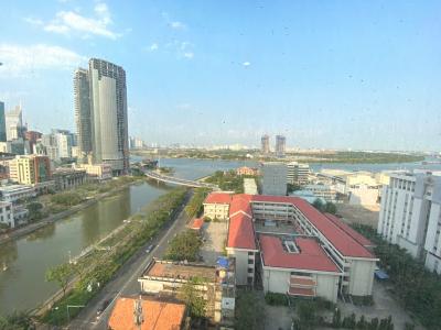 View ban công Saigon Royal Quận 4 Căn hộ Saigon Royal tầng trung, view sông Sài Gòn mát mẻ.