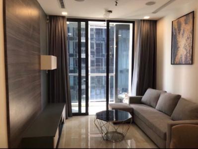 Phòng khách căn hộ Vinhomes Golden River Officetel Vinhomes Golden River tầng cao, nội thất đầy đủ.