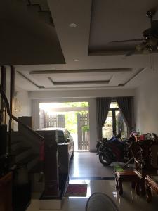 Nhà phố Quận 9 Nhà phố KDC Hưng Phú kết cấu 1 trệt 3 lầu, có Gara để xe hơi trong nhà.