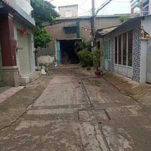 Đường trước nhà phố Quận Bình Tân Nhầ phố cấp 4 hẻm xe tải đường Ấp Chiến Lược, khu dân cư đông đúc.