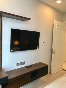 phòng ngủ Căn hộ Vinhomes Golden River hướng Đông Bắc, diện tích 118.8m²