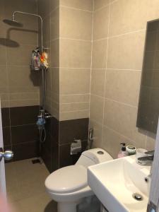 nhà tắm căn hộ The Sun Avenue Căn hộ The Sun Avenue tầng 11 view thoáng gió, đón nắng