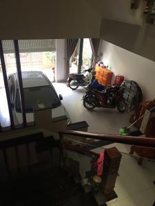 Nhà phố Quận 9 Nhà phố KDC Hưng Phú kết cấu 1 trệt 3 lầu, có Gara để xe hơi trong nhà.