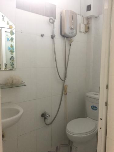 Phòng tắm nhà phố quận 4 Nhà phố Đường Bến Vân Đồn 2 tầng diện tích 24.7m² hướng đông pháp lý sổ hồng.