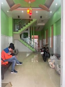 Phòng khách nhà phố Cư xá Phú Lâm A, Quận 6 Nhà phố hướng chính Nam nở hậu, khu dân cư an ninh yên tĩnh.