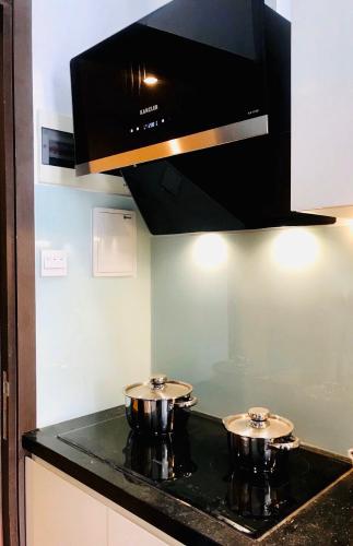 Nhà bếp căn hộ The Sun Avenue Office-tel tầng thấp The Sun Avenue có thiết kế hiện đại, nội thất đầy đủ