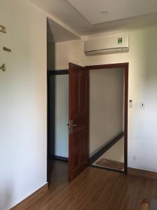 Nhà phố Quận 9 Nhà phố KDC Hưng Phú kết cấu 1 trệt 3 lầu, có Gara để xe hơi trong nhà.