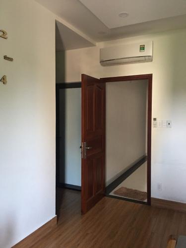 Nhà phố Quận 9 Nhà phố KDC Hưng Phú kết cấu 1 trệt 3 lầu, có Gara để xe hơi trong nhà.