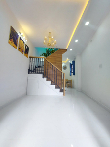 Nhà phố Quận Bình Thạnh Nhà phố thiết kế 1 trệt, 1 lầu đúc kỹ lưỡng, khu nhà lâu cao tầng xung quanh.