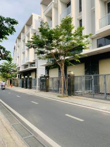 Đường nội bộ trước nhà phố quận 2 Nhà phố mặt tiền đường Đồng Văn Cống, kết cấu 4 lầu và 1 tầng đúc kiên cố.