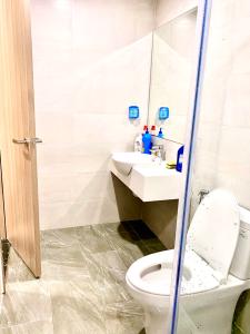 ve_sinh Căn hộ Vinhomes Grand Park tầng cao, ban công hướng Đông Nam mát mẻ.