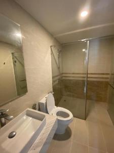 Toilet căn hộ Saigon Royal Căn hộ Saigon Royal view nội khu tầng cao đón gió thoáng mát.