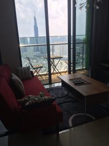 View phòng khách căn hộ Vinhomes Golden River Căn hộ Vinhomes Golden River ban công Tây Nam, nội thất cơ bản.