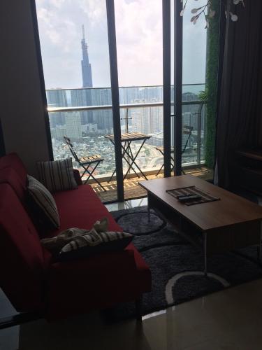 View phòng khách căn hộ Vinhomes Golden River Căn hộ Vinhomes Golden River ban công Tây Nam, nội thất cơ bản.