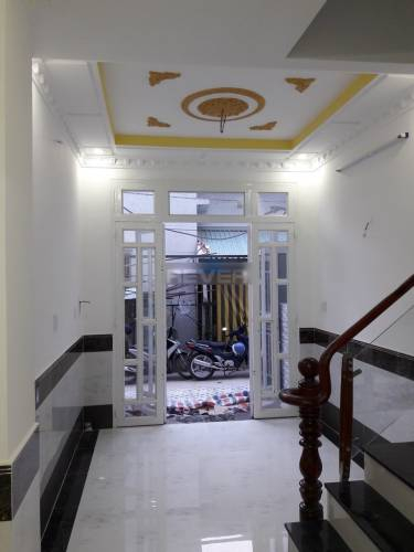 Nhà phố Huyện Nhà Bè Nhà phố cách chợ Phú Xuân 1.5km, cửa hướng Tây Nam thoáng mát.