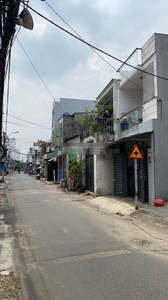 Đường trước nhà phố Quận Bình Tân Nhà phố có 2 mặt tiền đường thoáng mát, cách chợ Bình Long 200m.