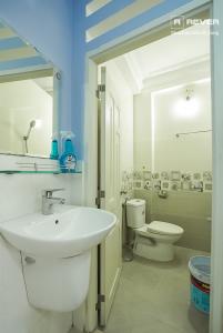 Toilet nhà phố Quận 11 Bán nhà 3 tầng mặt tiền đường 3/2, Quận 11, sổ hồng, cách đường Lê Đại Hành 100m