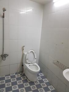 Phòng tắm nhà phố Quận 7 Nhà phố hẻm xe hơi đường Huỳnh Tấn Phát, kết cấu 1 trệt 1 gác lửng.