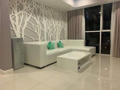 Phòng khách căn hộ Sunrise City, Quận 7 Căn hộ Sunrise City tầng 4, có 2 phòng ngủ đón view thoáng mát.