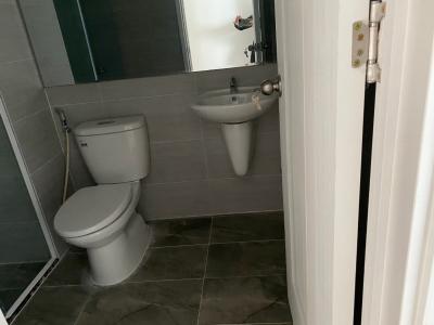 Nhà vệ sinh Saigon South Residence Căn hộ Saigon South Residence tầng cao, view nội khu hướng Tây.