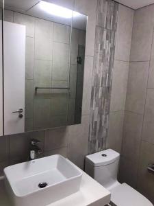 Phòng vệ sinh căn hộ Riviera Point Căn hộ Riviera Point tầng cao 4 phòng ngủ, view thành phố sầm uất.