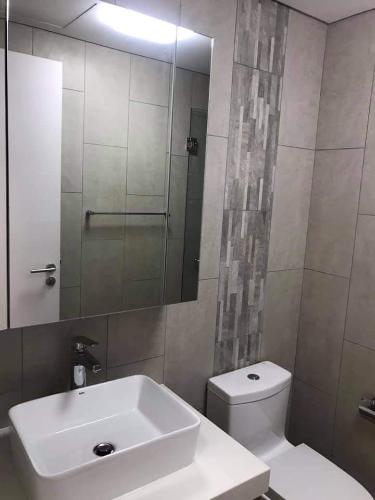 Phòng vệ sinh căn hộ Riviera Point Căn hộ Riviera Point tầng cao 4 phòng ngủ, view thành phố sầm uất.