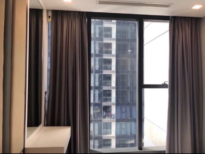 View căn hộ Vinhomes Golden River Officetel Vinhomes Golden River tầng cao, nội thất đầy đủ.