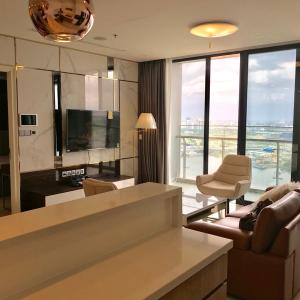 phòng khách Căn hộ Vinhomes Golden River hướng Đông Bắc, diện tích 118.8m²