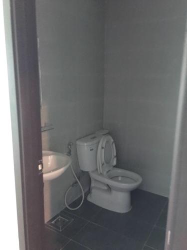 Nhà tắm căn hộ The Sun Avenue, QUận 2 Căn Officetel The Sun Avenue diện tích 37m2, nội thất cơ bản.