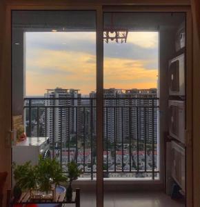 View Căn hộ Sunrise Riverside tầng cao đón view nội khu mát mẻ.