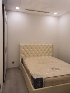 Phòng ngủ Vinhomes Golden River Quận 1 Căn hộ Vinhomes Golden River tầng cao, ban công hướng Đông Bắc.