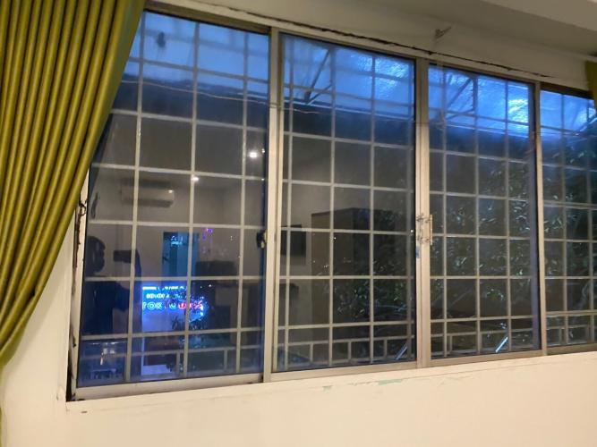 Cửa sổ Bán căn hộ chung cư Trần Hưng Đạo phường Cô Giang quận 1, 1 phòng ngủ, diện tích đất 33.65m2, nội thất cơ bản.