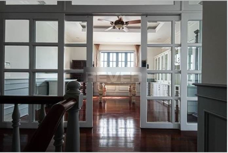 Biệt thự Quận 7 Biệt thự diện tích 250m2 thiết kế 1 trệt, 3 lầu và 1 tầng hầm để xe rộng rãi.