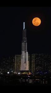 View căn hộ The Sun Avenue, Quận 2 Căn hộ The Sun Avenue tầng 21, view Landmark 81 tuyệt đẹp.