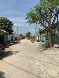 Đường trước nhà phố Quận 7 Nhà phố thiết kế 1 trệt, 2 lầu đúc chắc chắn, cửa hướng Đông Bắc thoáng mát.