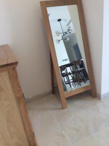 Gương lối vào căn hộ Vinhomes Golden River Căn hộ Vinhomes Golden River ban công Tây Nam, nội thất cơ bản.