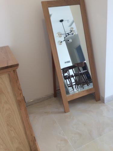 Gương lối vào căn hộ Vinhomes Golden River Căn hộ Vinhomes Golden River ban công Tây Nam, nội thất cơ bản.