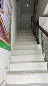 cầu thang lên phòng ngủ  Nhà phố hướng Đông Nam mặt tiền, diện tích sử dụng 432m2.