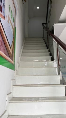 cầu thang lên phòng ngủ  Nhà phố hướng Đông Nam mặt tiền, diện tích sử dụng 432m2.