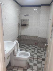 Toilet nhà phố Nhà phố cửa hướng Tây diện tích 62m2, hẻm xe hơi.