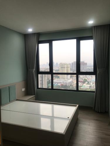 Phòng ngủ căn hộ The View Riviera Point Căn hộ Riviera Point phòng ngủ lót sàn gỗ, view thành phố sầm uất.