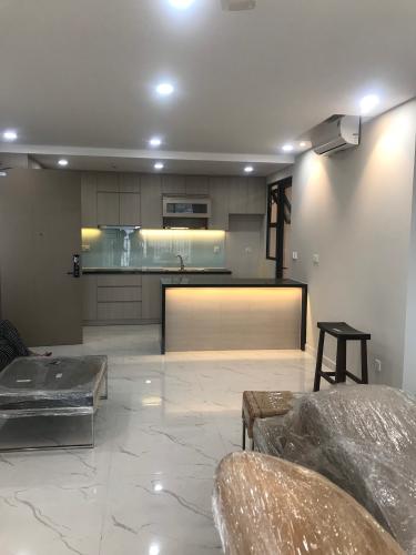 Phòng khách căn hộ Riviera Point Căn hộ Riviera Point phòng ngủ lót sàn gỗ, view thành phố sầm uất.